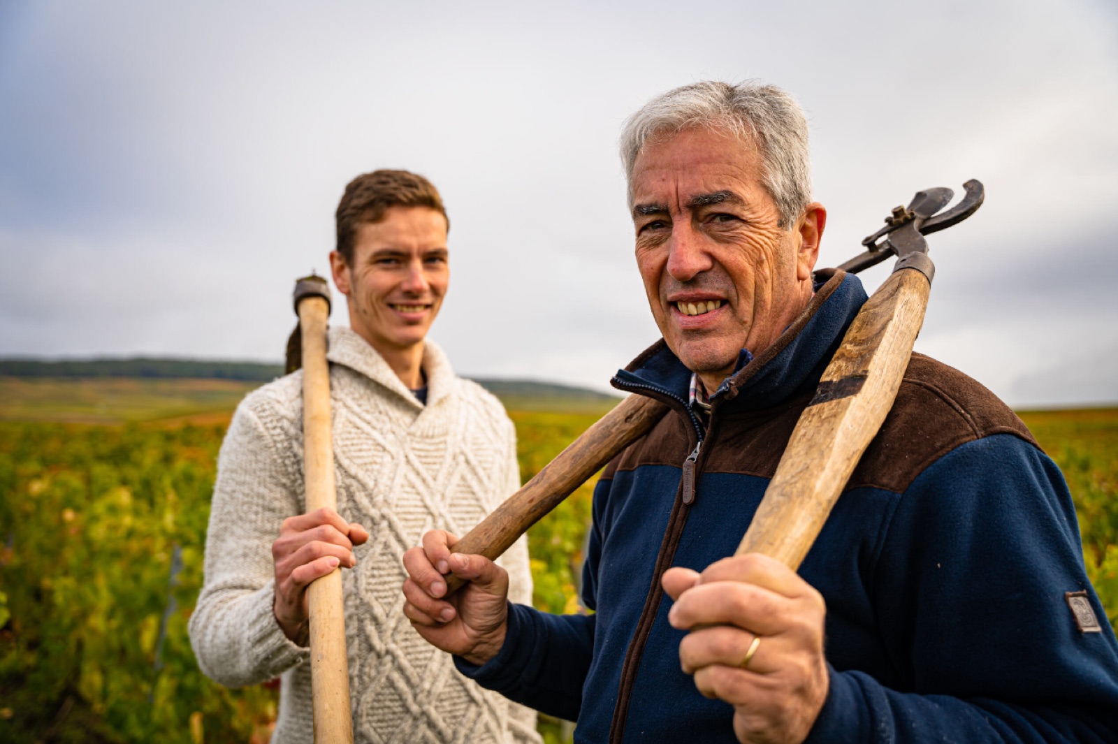 Rémi und Marc-Antoine Henry im Weinberg