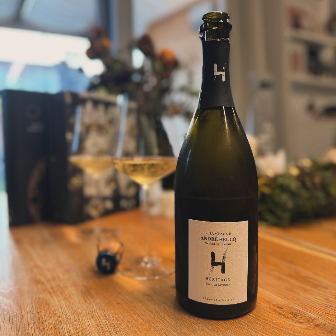 Ein Tag wie heute ist perfekt, um sich einfach mal aufs Sofa zu kuscheln, ein gutes Buch zur Hand zu nehmen und dabei einen großartigen Champagner zu genießen. 🍾📖 Heute habe i… (1)