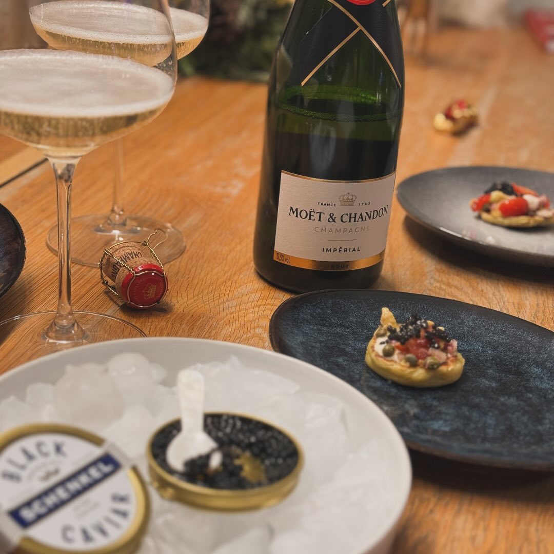 Manchmal braucht es keine große Inszenierung, um echten Luxus zu erleben – nur einen guten Black Imperial Stör Kaviar von @schenkeldelikatessen , frisch gebackene Blinis, eine l… (6)