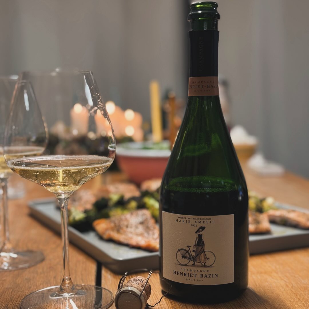Mit nur noch 28 Flaschen im Kühler war die Wahl heute schnell getroffen: der @champagne_henriet_bazin - Marie-Amélie 2015, ein Blanc de Blancs, der sich als perfekter Begleiter … (1)