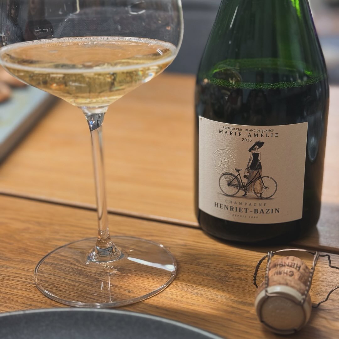 Mit nur noch 28 Flaschen im Kühler war die Wahl heute schnell getroffen: der @champagne_henriet_bazin - Marie-Amélie 2015, ein Blanc de Blancs, der sich als perfekter Begleiter … (2)