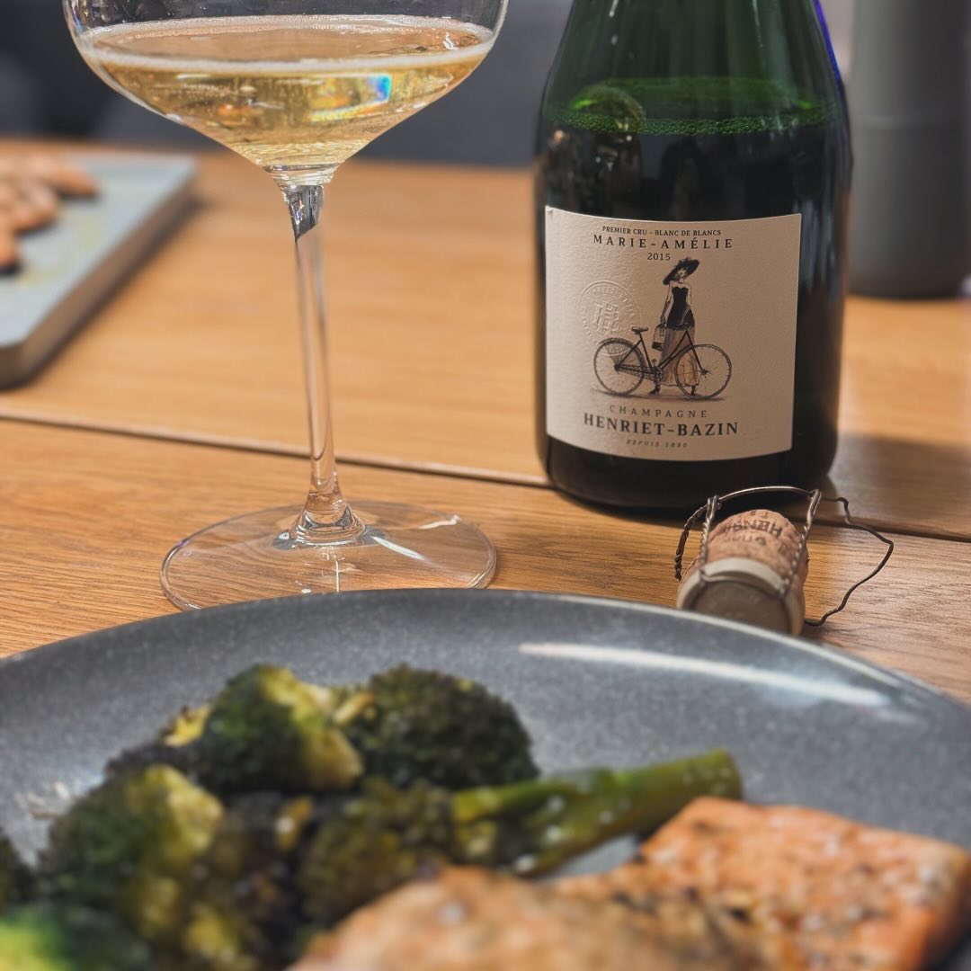 Mit nur noch 28 Flaschen im Kühler war die Wahl heute schnell getroffen: der @champagne_henriet_bazin - Marie-Amélie 2015, ein Blanc de Blancs, der sich als perfekter Begleiter … (4)