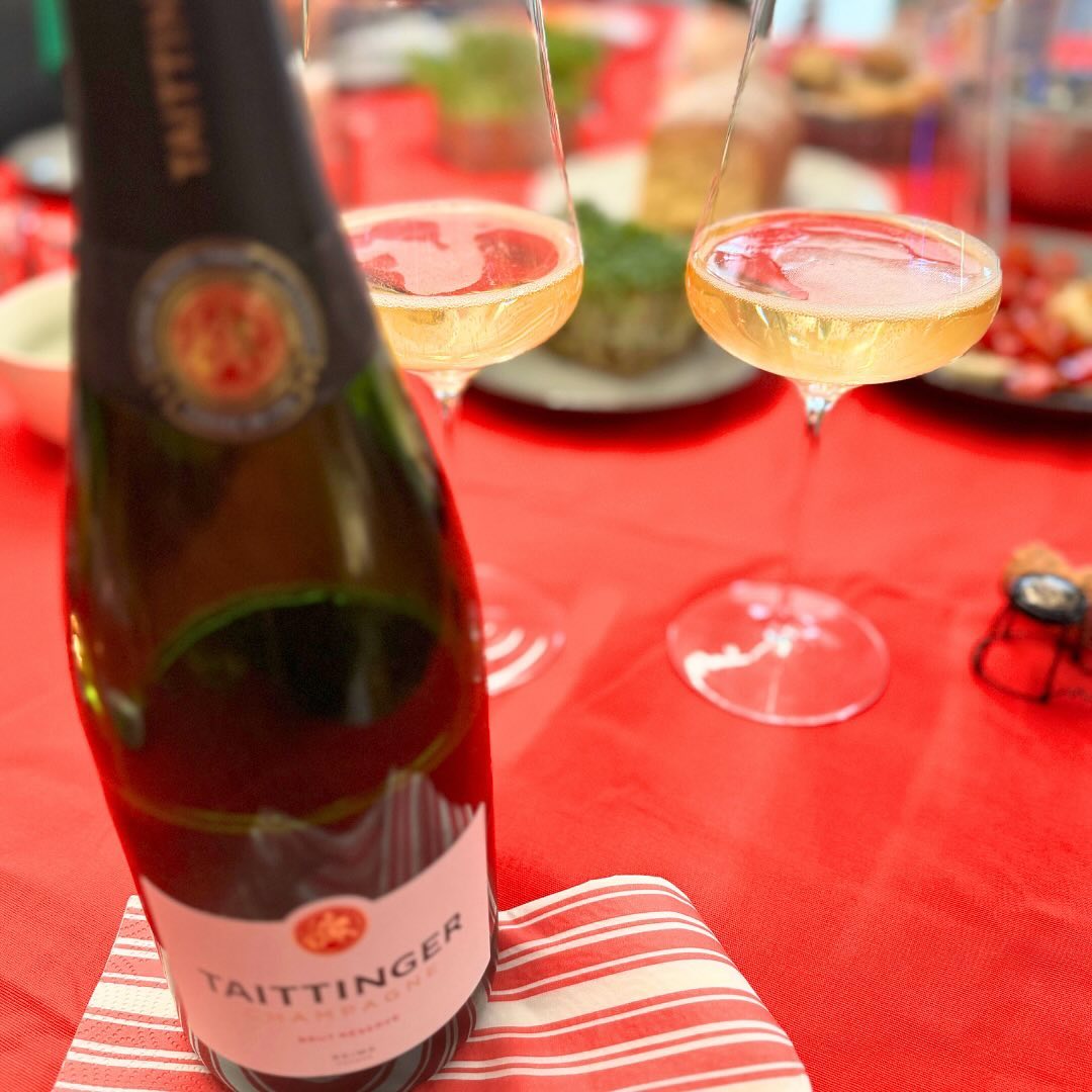 🌟 1. Advent, 1. Dezember – @champagnetaittinger Brut Réserve 🍾 Die Adventszeit mit einem Klassiker einzuläuten, könnte nicht schöner sein: Der Taittinger Brut Réserve hat unse… (1)