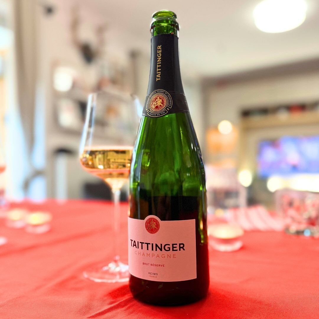 🌟 1. Advent, 1. Dezember – @champagnetaittinger Brut Réserve 🍾 Die Adventszeit mit einem Klassiker einzuläuten, könnte nicht schöner sein: Der Taittinger Brut Réserve hat unse… (2)