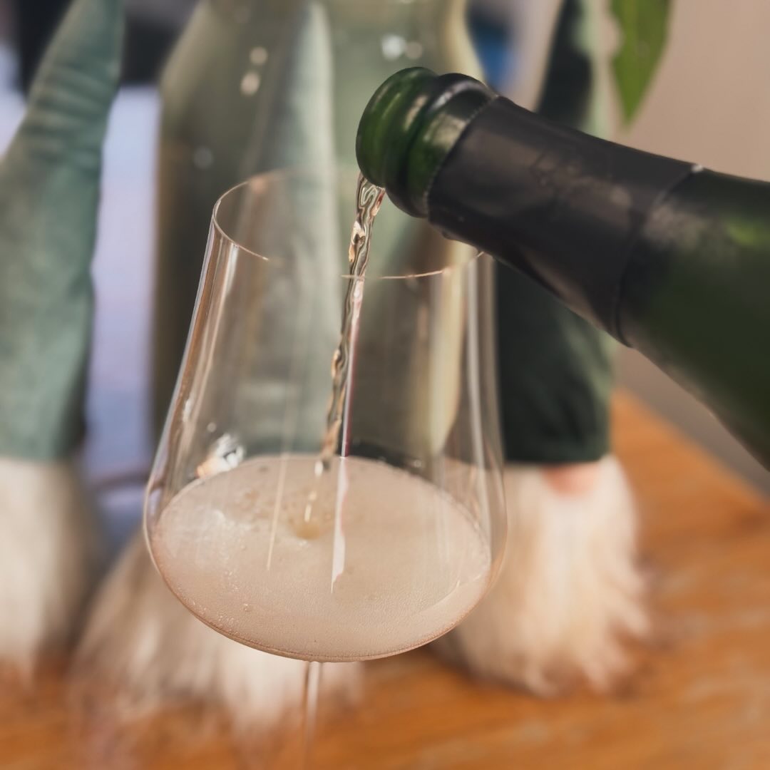 Nach einer stressigen Woche habe ich heute zum ausgiebigen, fruchtigen Frühstück den @champagneleclairethiefaine - Cuvée 03 Constantin Grand Cru de Cramant V.V. 🍾 aus dem Kühle… (2)