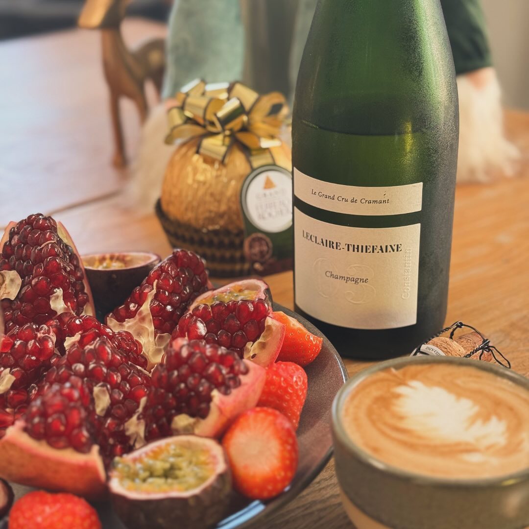 Nach einer stressigen Woche habe ich heute zum ausgiebigen, fruchtigen Frühstück den @champagneleclairethiefaine - Cuvée 03 Constantin Grand Cru de Cramant V.V. 🍾 aus dem Kühle… (5)