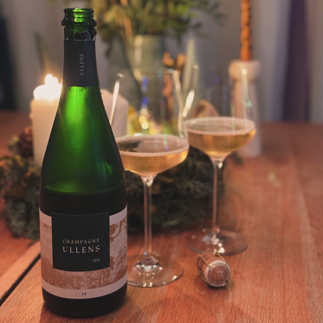 Heute habe ich den Ullens Lot 09 Extra Brut von @domainedemarzilly für unseren traditionellen Adventsteller ausgewählt – ein besonderer Moment, den ich an jedem Adventssonntag m… (1)