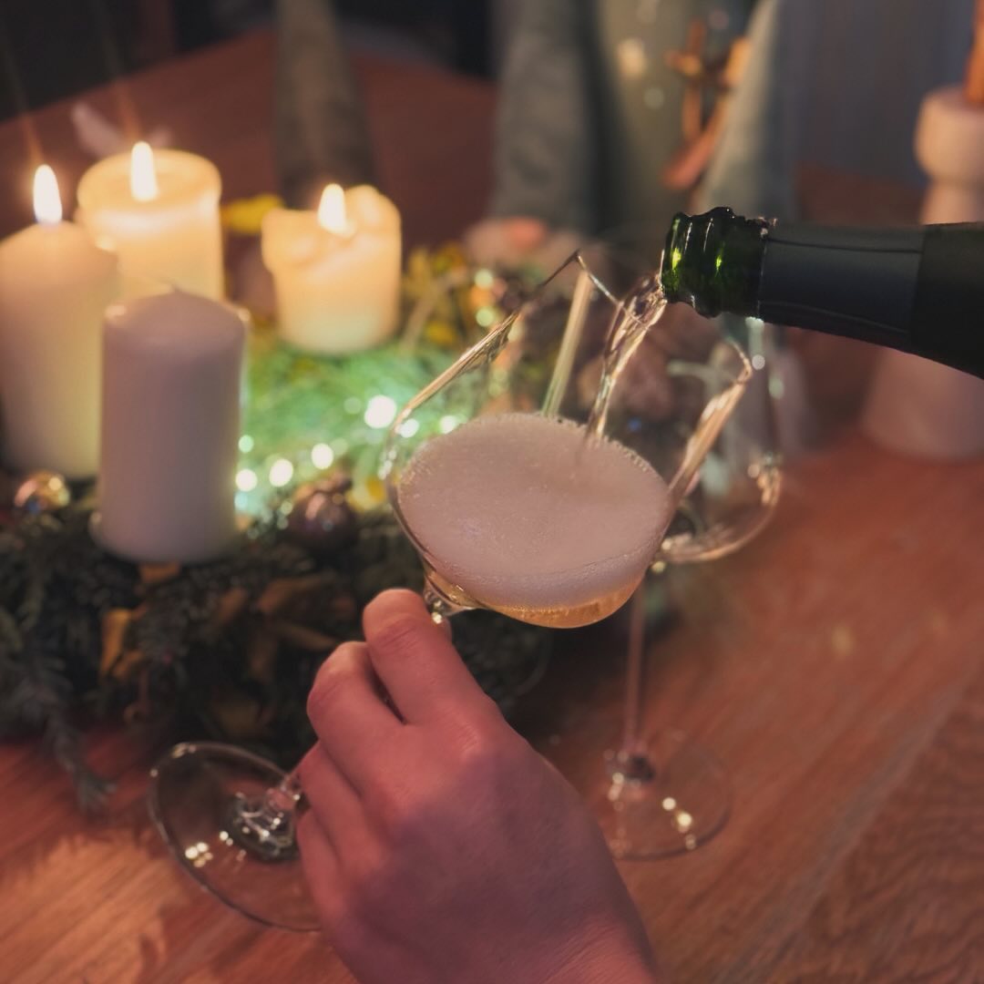 Heute habe ich den Ullens Lot 09 Extra Brut von @domainedemarzilly für unseren traditionellen Adventsteller ausgewählt – ein besonderer Moment, den ich an jedem Adventssonntag m… (2)