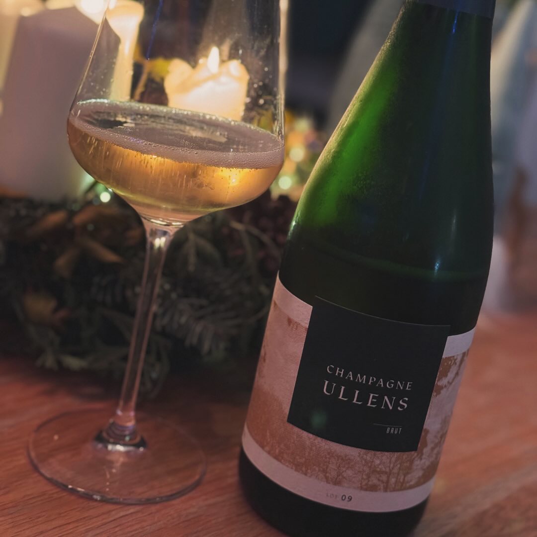 Heute habe ich den Ullens Lot 09 Extra Brut von @domainedemarzilly für unseren traditionellen Adventsteller ausgewählt – ein besonderer Moment, den ich an jedem Adventssonntag m… (3)