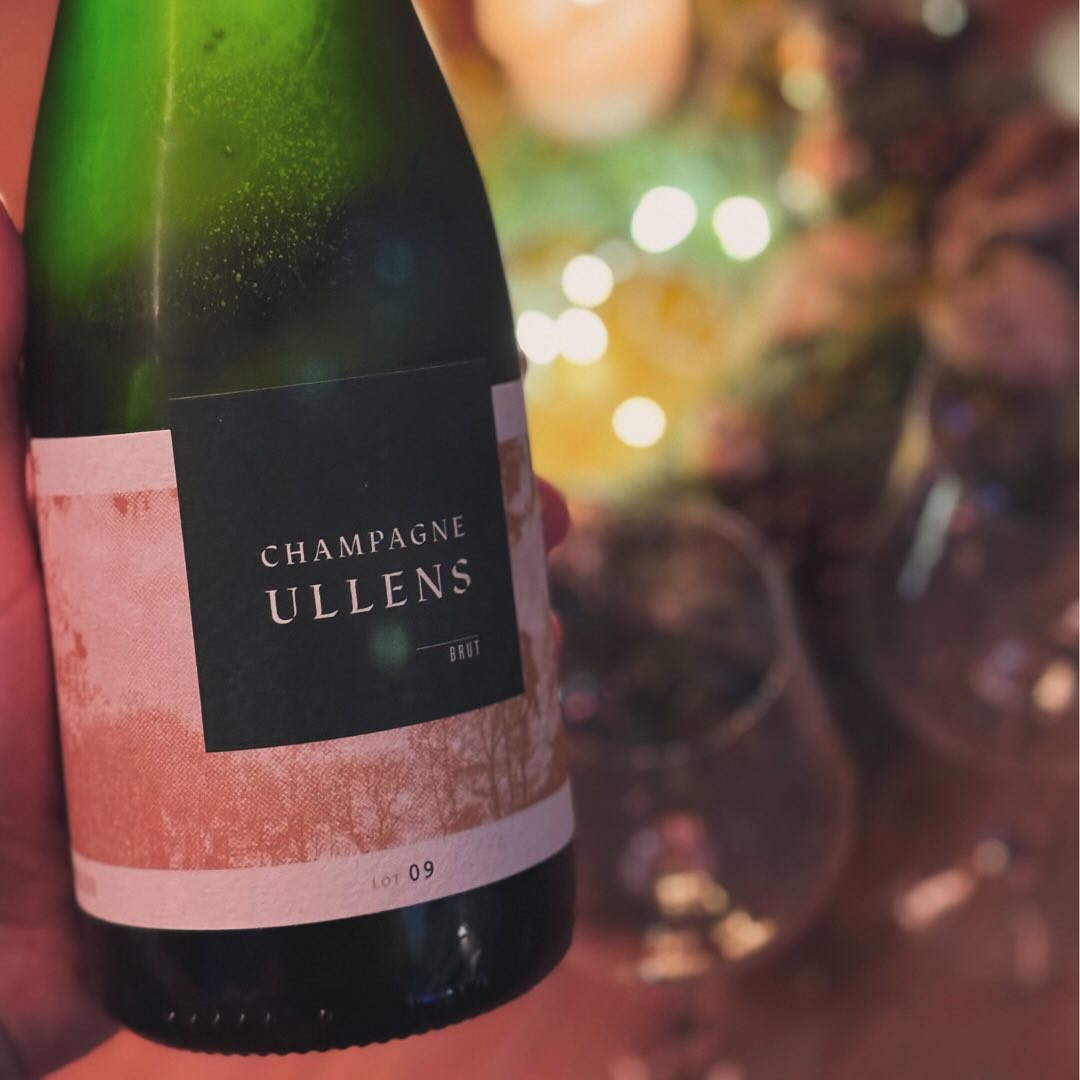 Heute habe ich den Ullens Lot 09 Extra Brut von @domainedemarzilly für unseren traditionellen Adventsteller ausgewählt – ein besonderer Moment, den ich an jedem Adventssonntag m… (4)