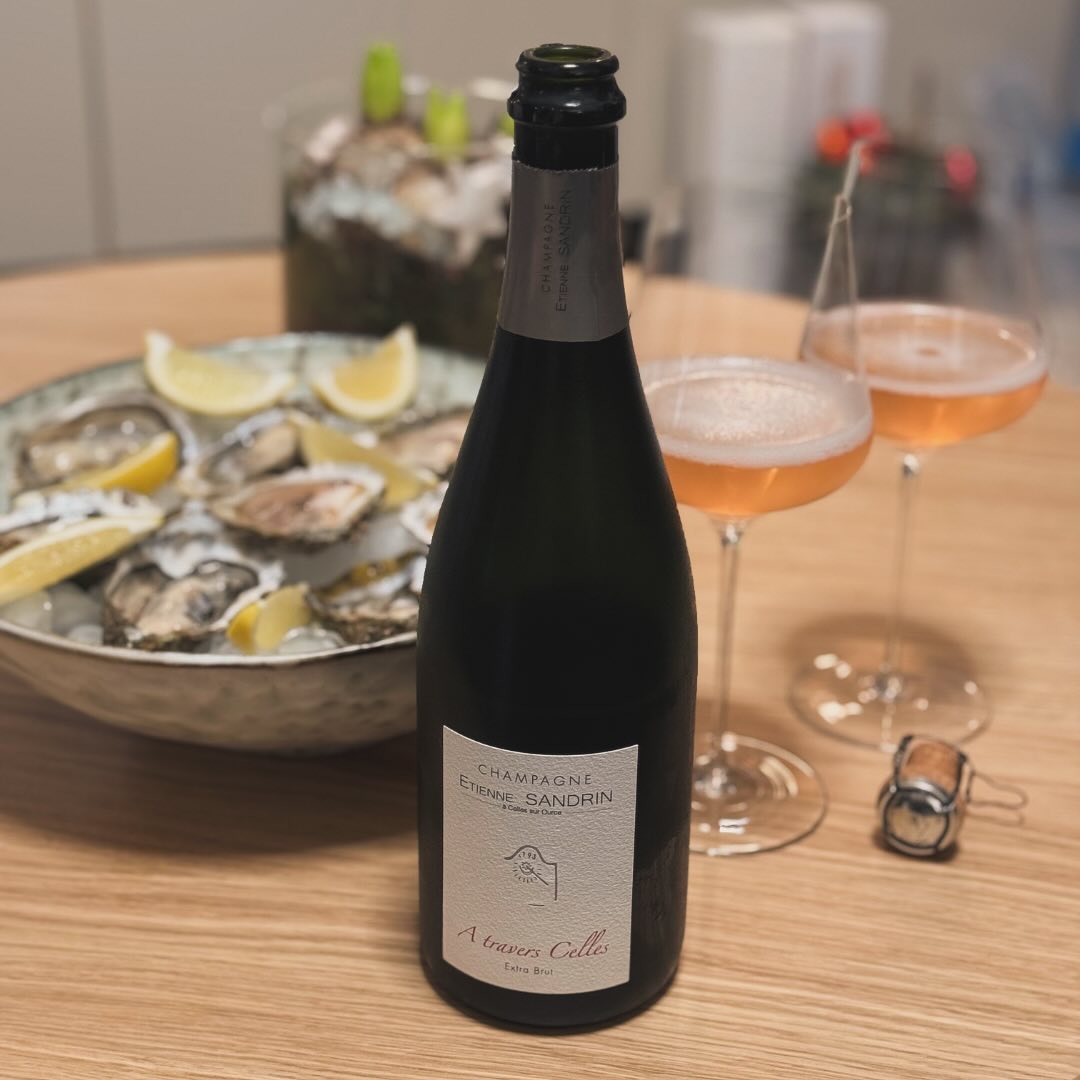 Warum auf besondere Anlässe warten, wenn das Leben so viel zu bieten hat? Frische Austern, der perfekte @champagneetiennesandrin – A travers Celles – Extra Brut und die Neugier,… (1)