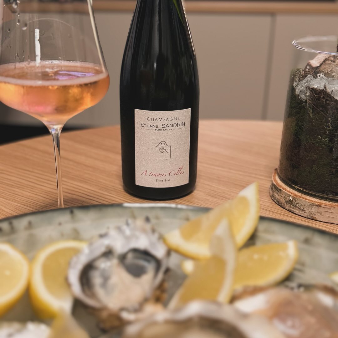 Warum auf besondere Anlässe warten, wenn das Leben so viel zu bieten hat? Frische Austern, der perfekte @champagneetiennesandrin – A travers Celles – Extra Brut und die Neugier,… (2)