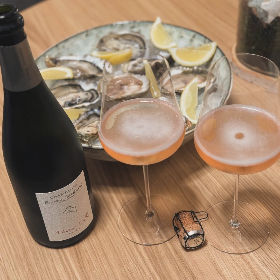 Warum auf besondere Anlässe warten, wenn das Leben so viel zu bieten hat? Frische Austern, der perfekte @champagneetiennesandrin – A travers Celles – Extra Brut und die Neugier,… (3)