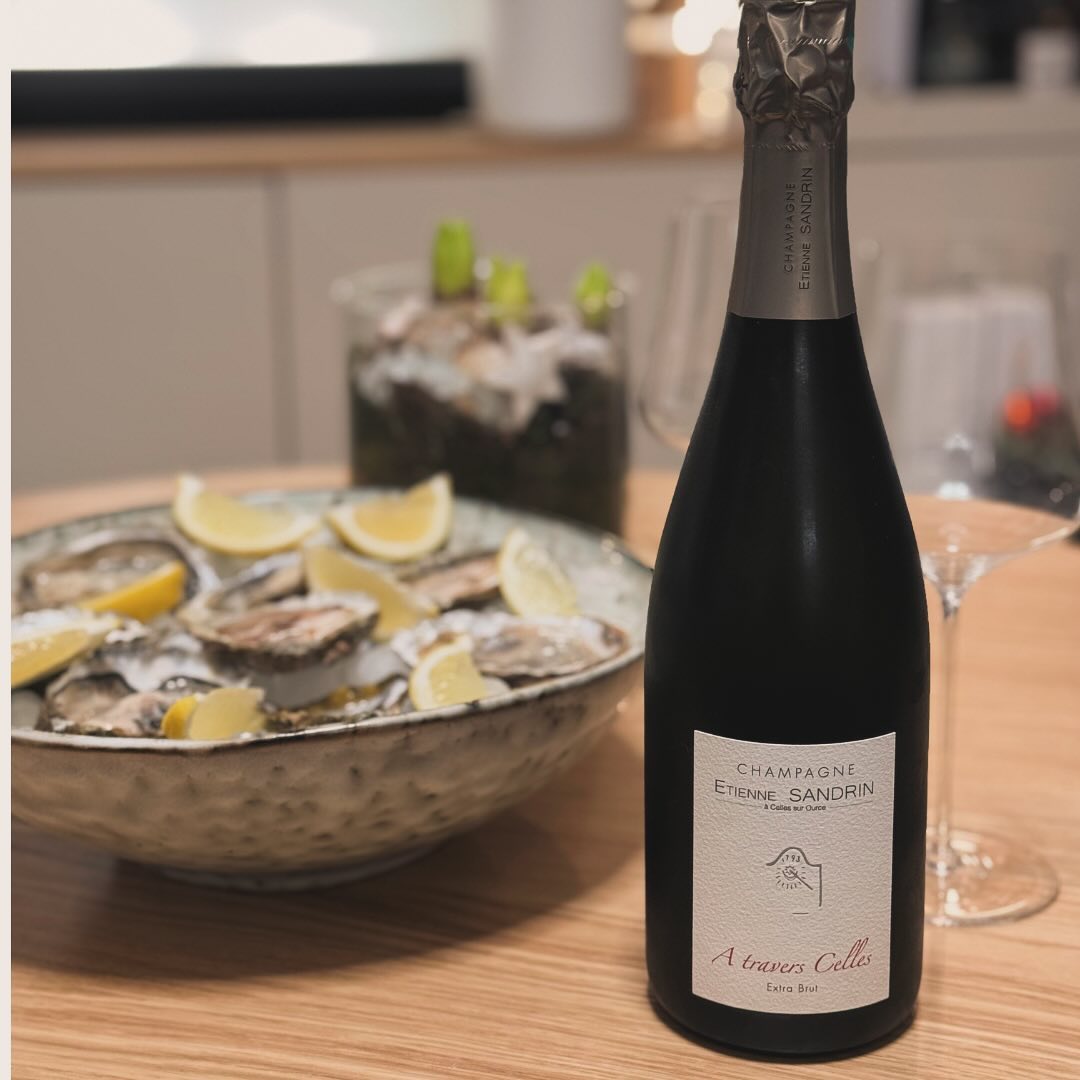 Warum auf besondere Anlässe warten, wenn das Leben so viel zu bieten hat? Frische Austern, der perfekte @champagneetiennesandrin – A travers Celles – Extra Brut und die Neugier,… (4)
