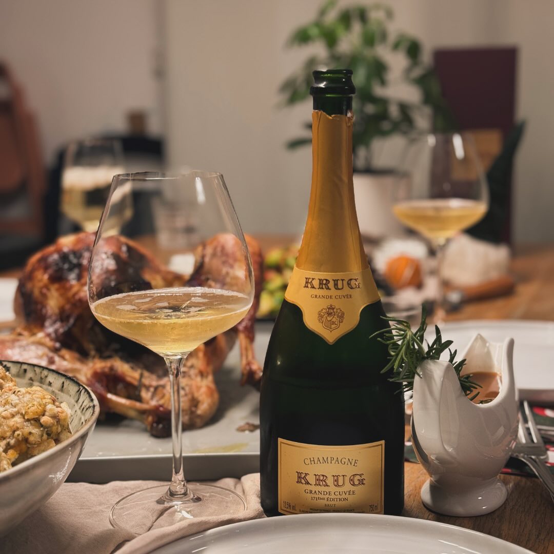 Weihnachten ist für mich der perfekte Anlass, die kleinen und großen Genüsse des Lebens zu feiern. 🌟 Heute Abend steht das festliche Dinner ganz im Zeichen von Geschmack, Zeit … (1)