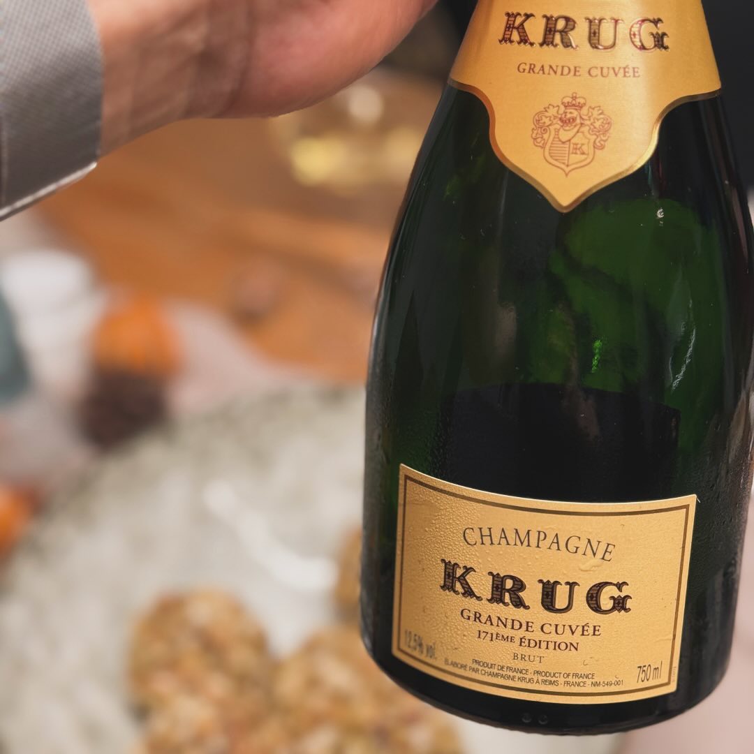 Weihnachten ist für mich der perfekte Anlass, die kleinen und großen Genüsse des Lebens zu feiern. 🌟 Heute Abend steht das festliche Dinner ganz im Zeichen von Geschmack, Zeit … (4)