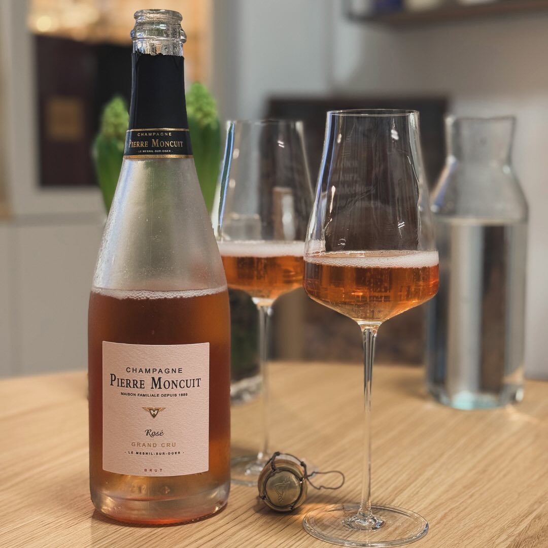 Es gibt Champagner, die überraschen dich immer wieder aufs Neue – und der @champagnepierremoncuit Rosé Grand Cru Brut gehört definitiv dazu. Heute habe ich ihn zum zweiten Mal g… (1)