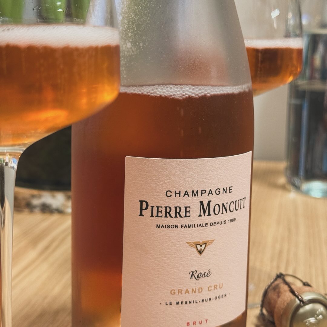 Es gibt Champagner, die überraschen dich immer wieder aufs Neue – und der @champagnepierremoncuit Rosé Grand Cru Brut gehört definitiv dazu. Heute habe ich ihn zum zweiten Mal g… (2)
