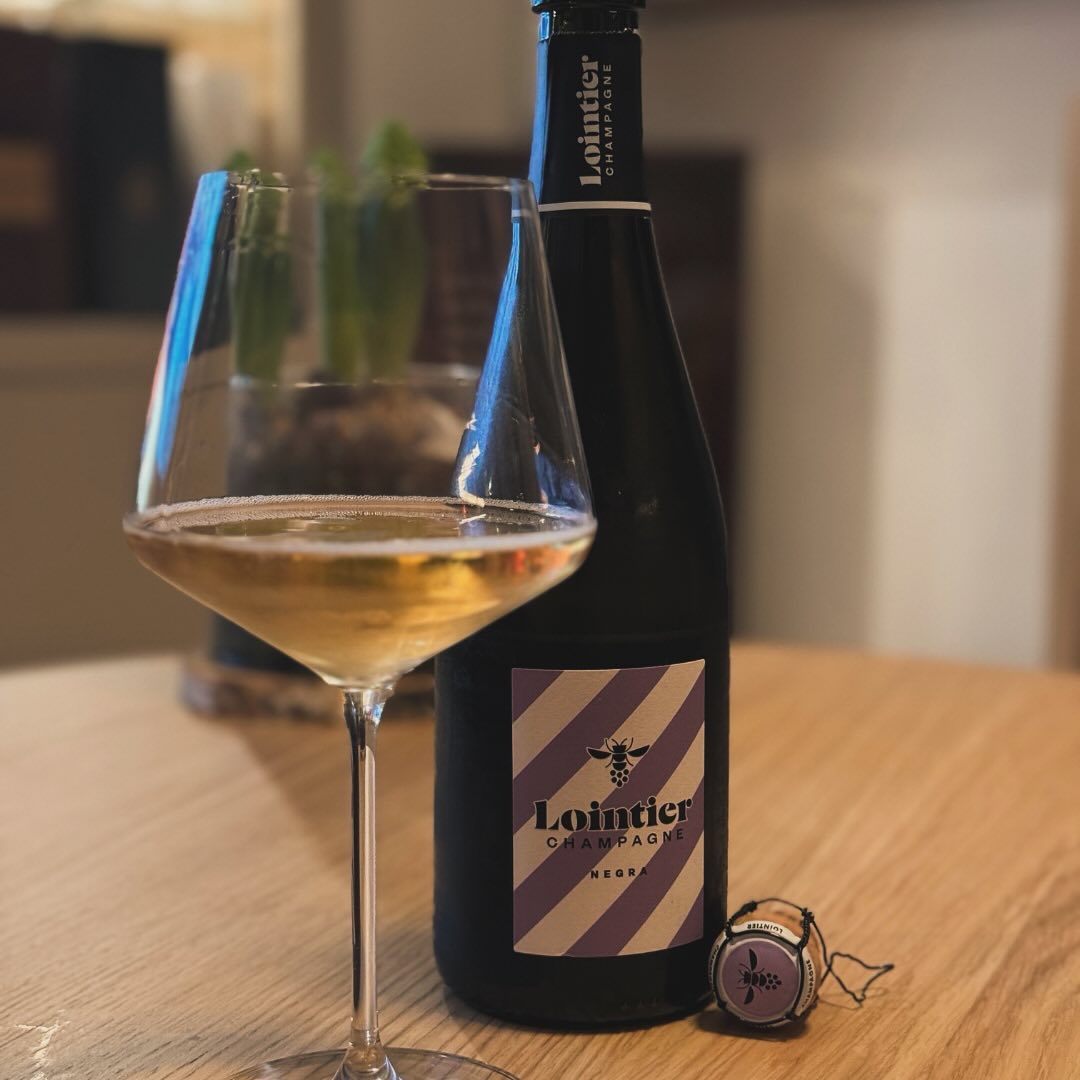 Der @champagne_lointier Negra Extra Brut – ein Champagner, der das Terroir zum Leben erweckt. 🍾 Hergestellt aus 100% Pinot Noir, stammt er aus der Parzelle Les Gueuvaines in Gl… (2)