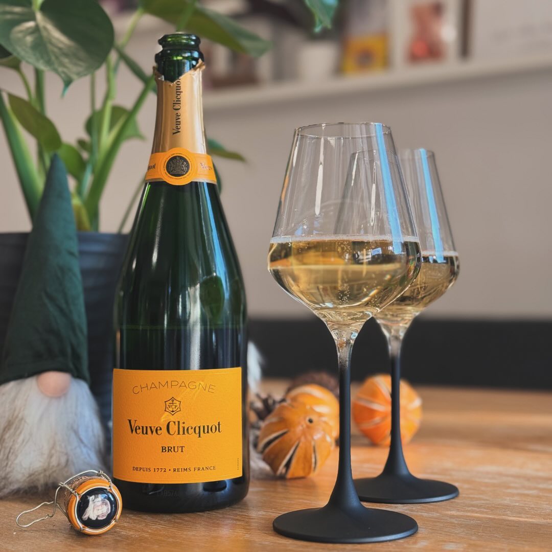 Heute haben wir uns mit einem Glas @veuveclicquot Brut einen kleinen Genussmoment gegönnt – bevor es gleich zum Bauernsilvester bei Freunden geht. 🍾🥂 Über den Champagner: Der … (1)