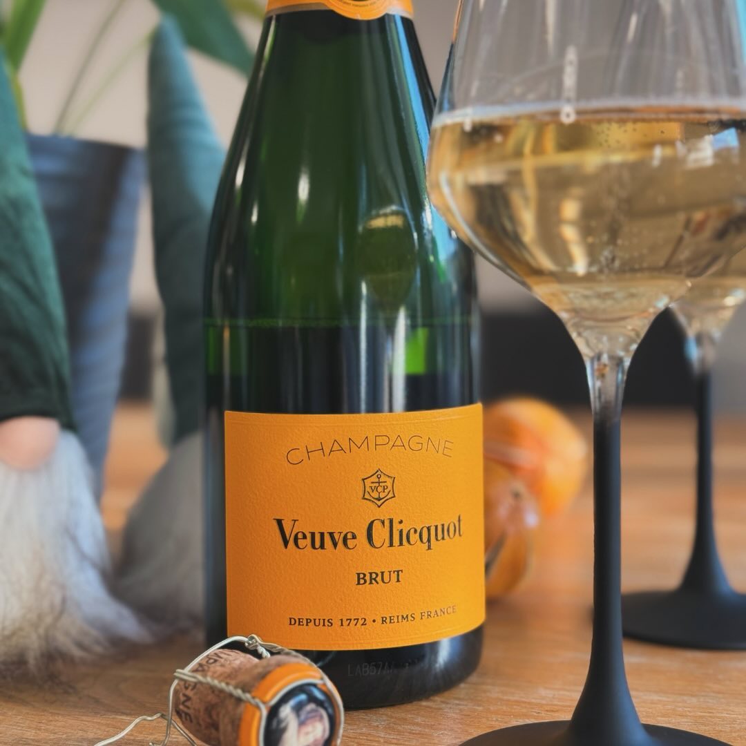 Heute haben wir uns mit einem Glas @veuveclicquot Brut einen kleinen Genussmoment gegönnt – bevor es gleich zum Bauernsilvester bei Freunden geht. 🍾🥂 Über den Champagner: Der … (2)