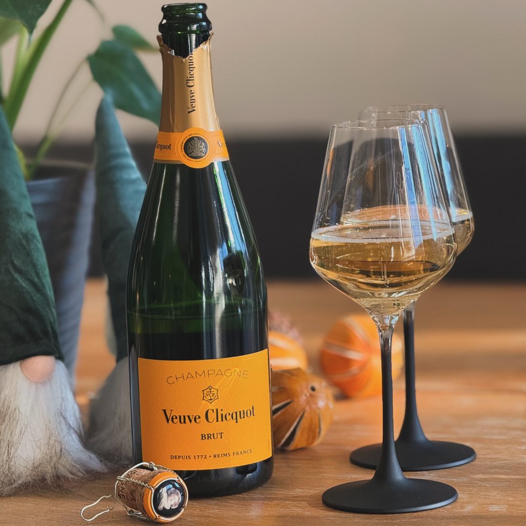 Heute haben wir uns mit einem Glas @veuveclicquot Brut einen kleinen Genussmoment gegönnt – bevor es gleich zum Bauernsilvester bei Freunden geht. 🍾🥂 Über den Champagner: Der … (4)