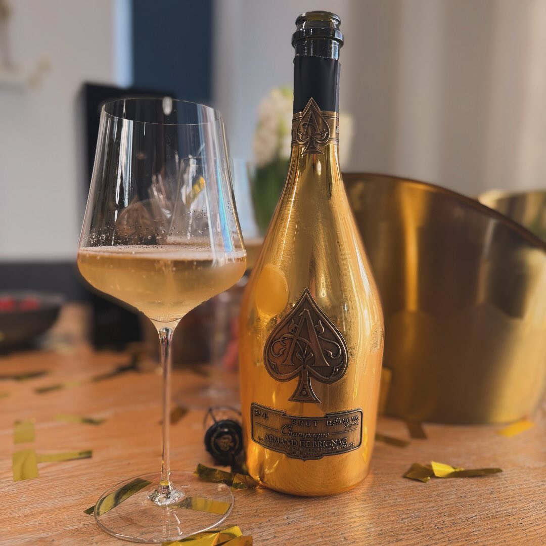 Das Jahr 2025 haben wir heute auf eine etwas andere Art eingeläutet: Mit dem @armanddebrignac Gold - „Ace of Spades“ – und zwar zum Frühstück. 🍾🥂 Ja, nicht um Mitternacht, nic… (1)