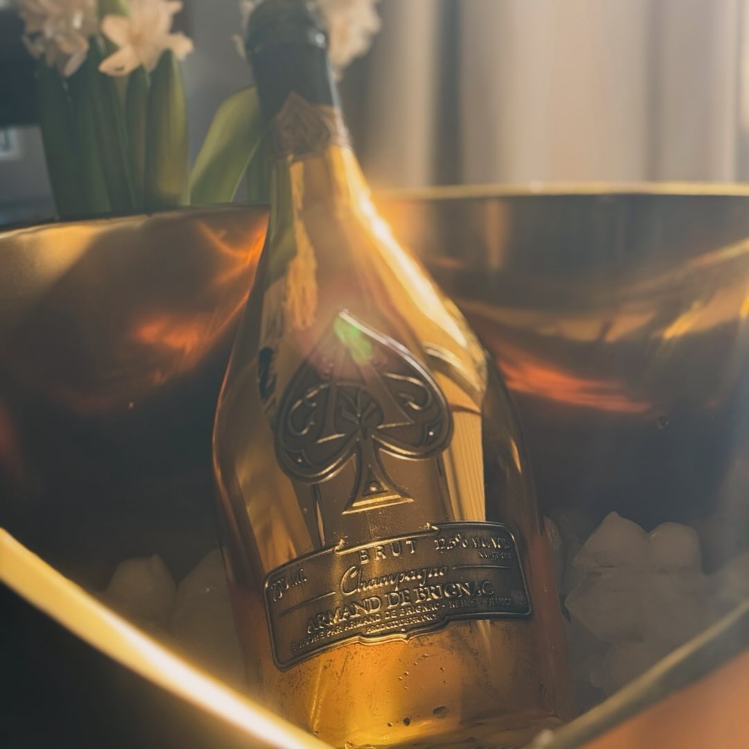 Das Jahr 2025 haben wir heute auf eine etwas andere Art eingeläutet: Mit dem @armanddebrignac Gold - „Ace of Spades“ – und zwar zum Frühstück. 🍾🥂 Ja, nicht um Mitternacht, nic… (3)