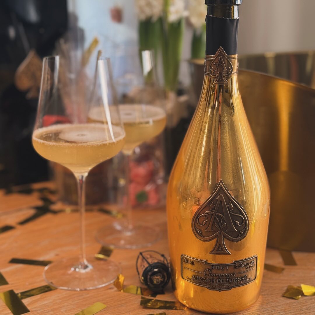 Das Jahr 2025 haben wir heute auf eine etwas andere Art eingeläutet: Mit dem @armanddebrignac Gold - „Ace of Spades“ – und zwar zum Frühstück. 🍾🥂 Ja, nicht um Mitternacht, nic… (5)