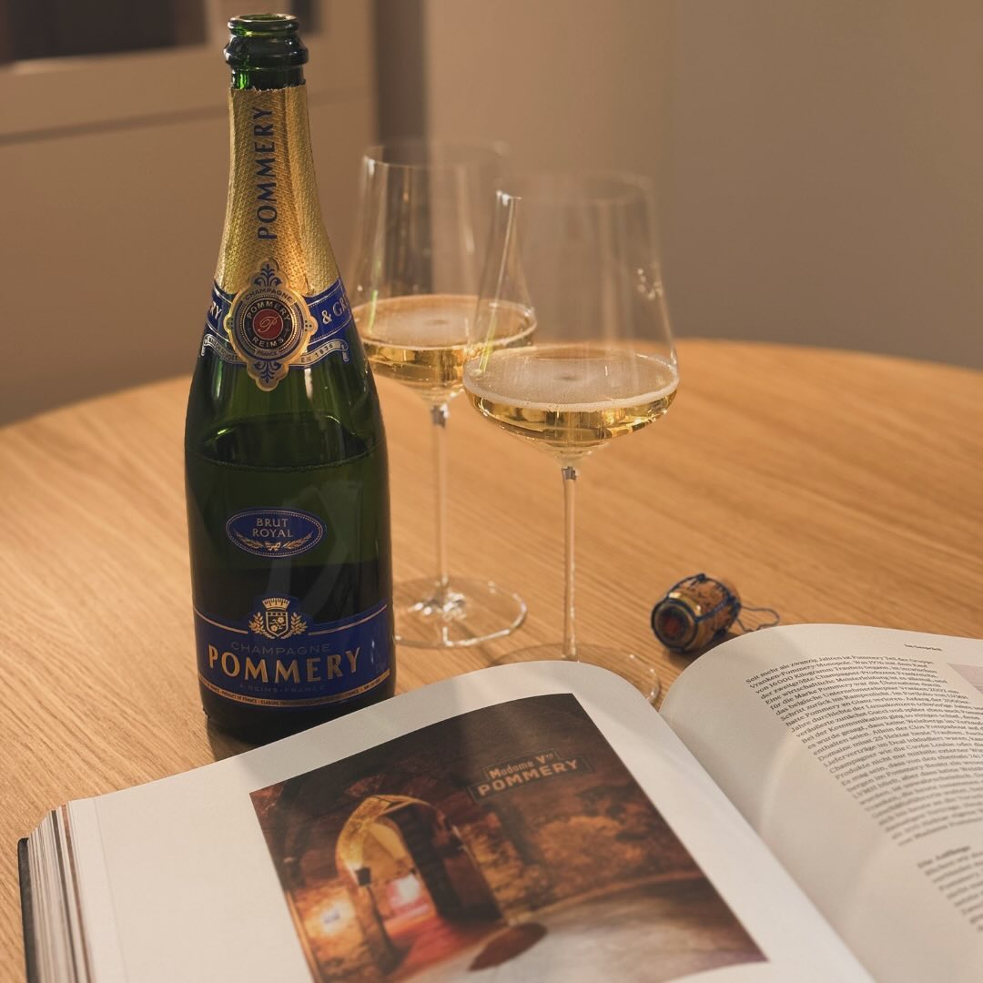Manchmal sind es die spontanen Ideen, die die besten Genussmomente schaffen. Heute habe ich den @champagnepommery Brut Royal geöffnet – ein Champagner, der für seine Frische, El… (1)