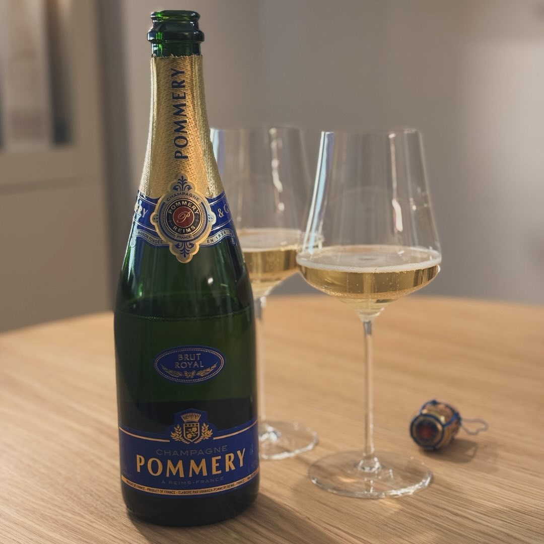 Manchmal sind es die spontanen Ideen, die die besten Genussmomente schaffen. Heute habe ich den @champagnepommery Brut Royal geöffnet – ein Champagner, der für seine Frische, El… (2)