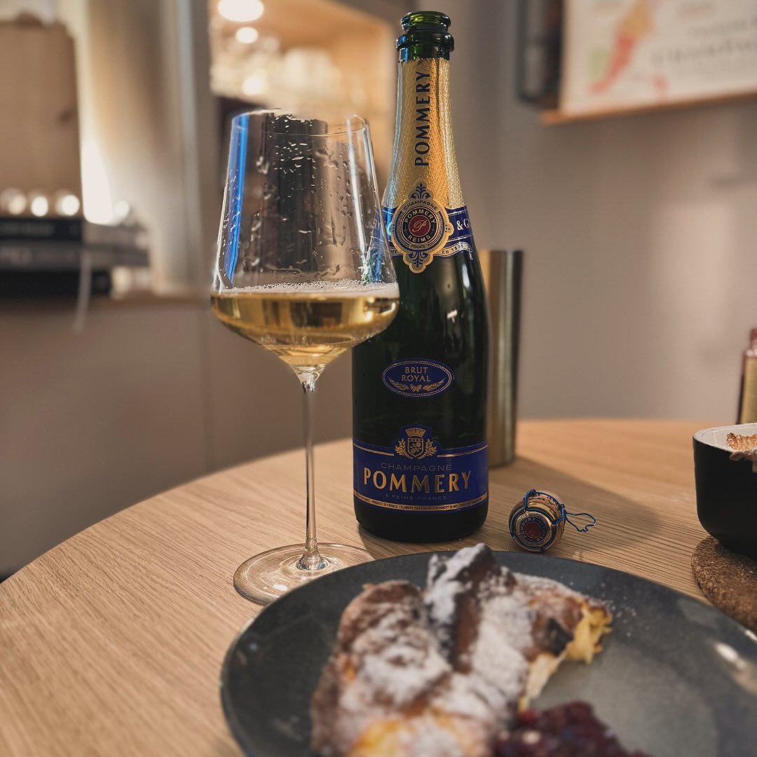 Manchmal sind es die spontanen Ideen, die die besten Genussmomente schaffen. Heute habe ich den @champagnepommery Brut Royal geöffnet – ein Champagner, der für seine Frische, El… (4)