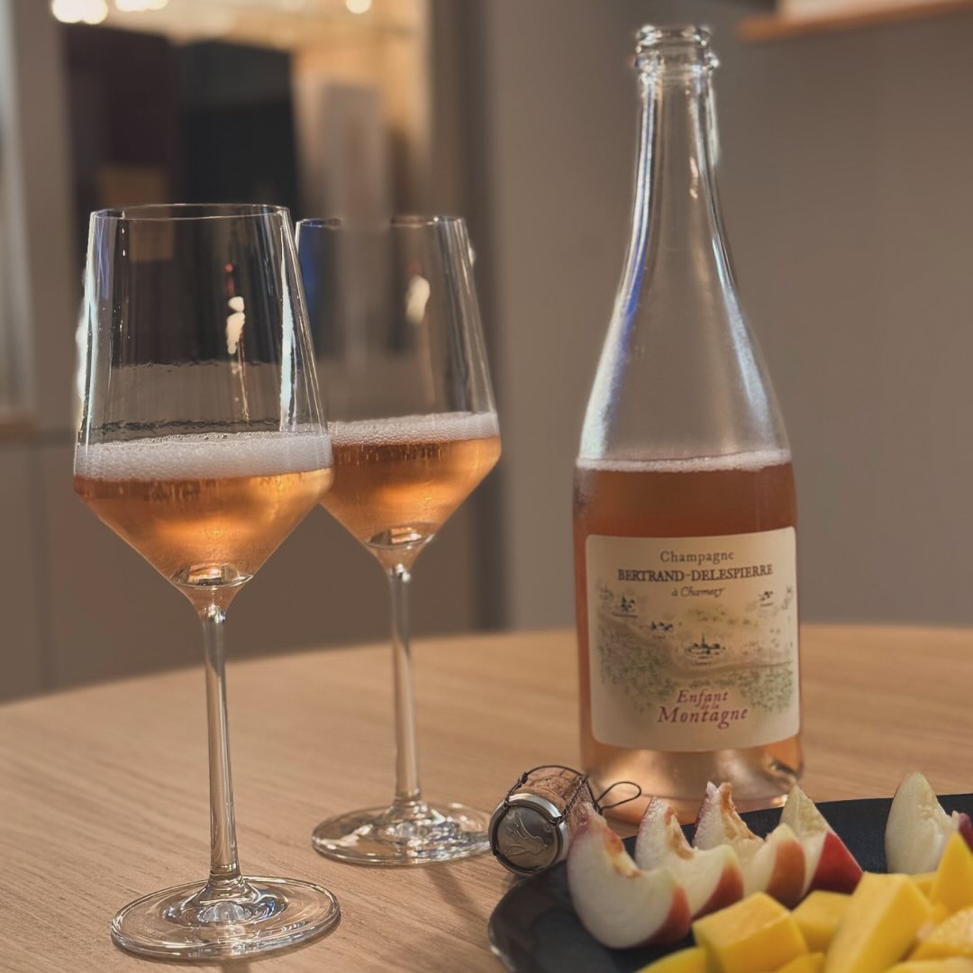 Manchmal bringt ein Champagner nicht nur Genuss, sondern auch spannende Erkenntnisse. gestern Abend habe ich noch den @champagne_bertranddelespierre - Enfant de la Montagne Rosé… (1)