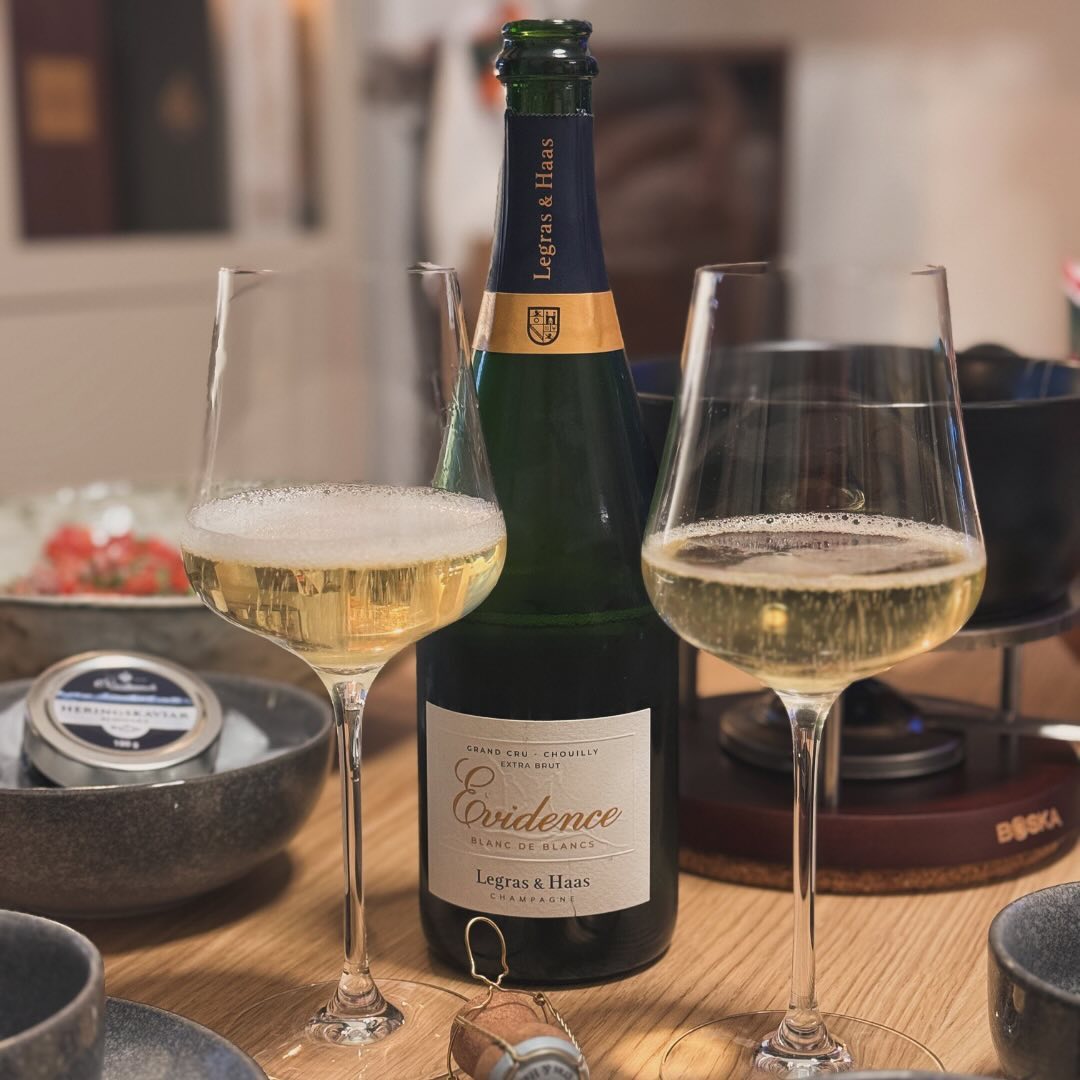 Weißt du, was wir zwischen den Feiertagen glatt vergessen haben? Käsefondue! 😅 Aber hey, besser spät als nie – und mit dem @legras_haas - L’Évidence haben wir das heute ordentl… (1)