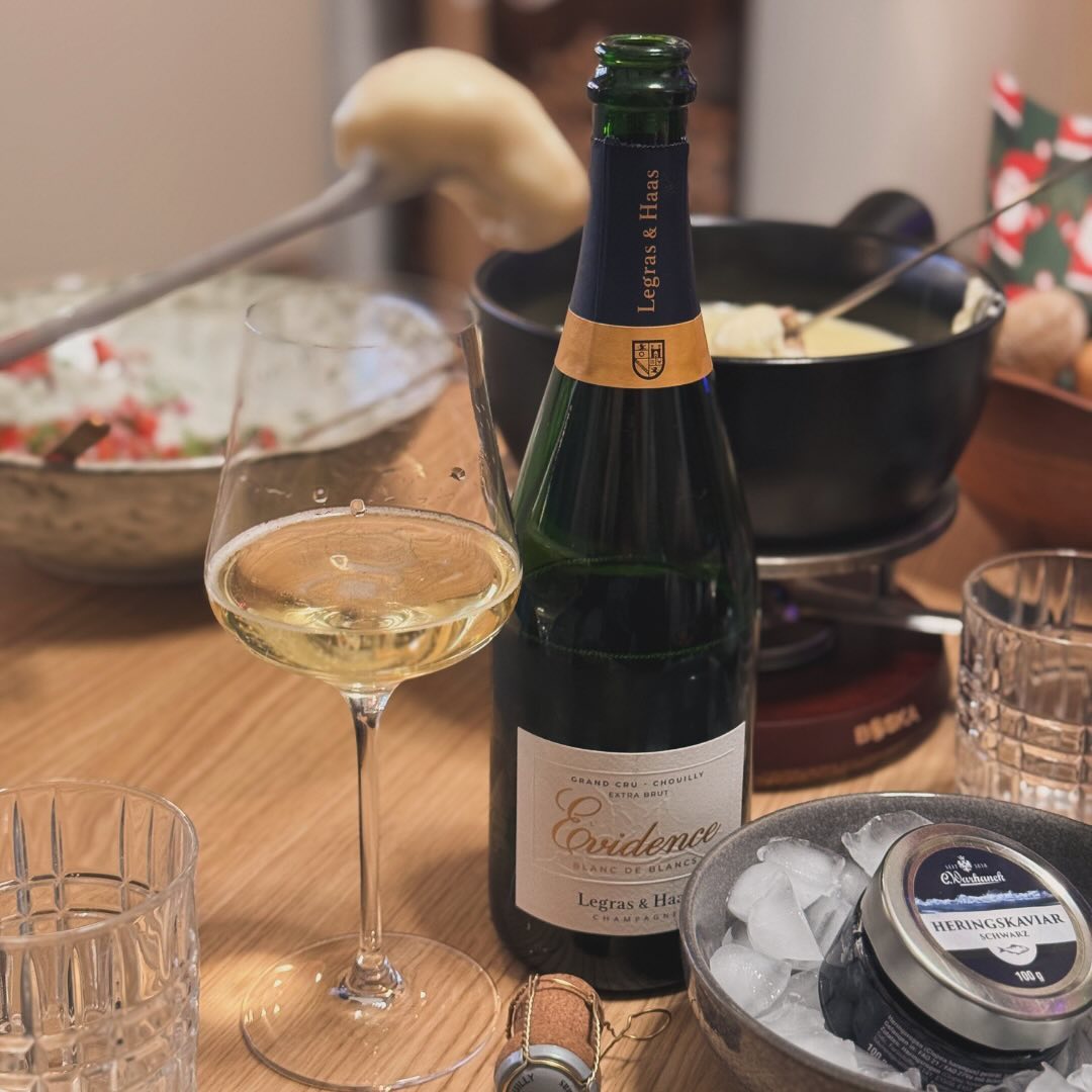 Weißt du, was wir zwischen den Feiertagen glatt vergessen haben? Käsefondue! 😅 Aber hey, besser spät als nie – und mit dem @legras_haas - L’Évidence haben wir das heute ordentl… (3)