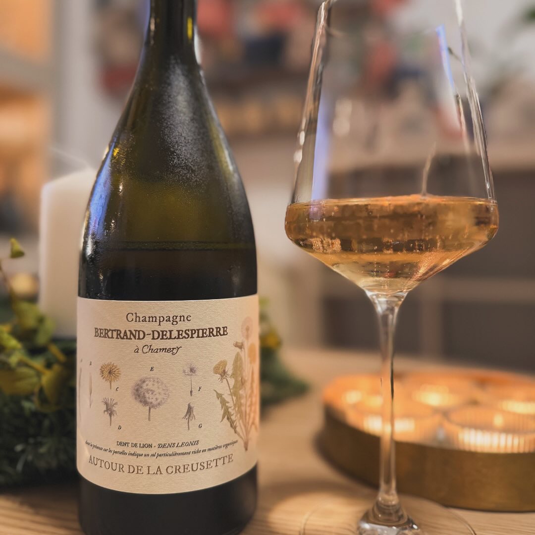 Ein Champagner mit Löwenzahn auf dem Etikett? Klingt ungewöhnlich, schmeckt aber nach Eleganz pur! 🌼 Der Autour de la Creusette 2018 von @champagne_bertranddelespierre hat mich… (1)