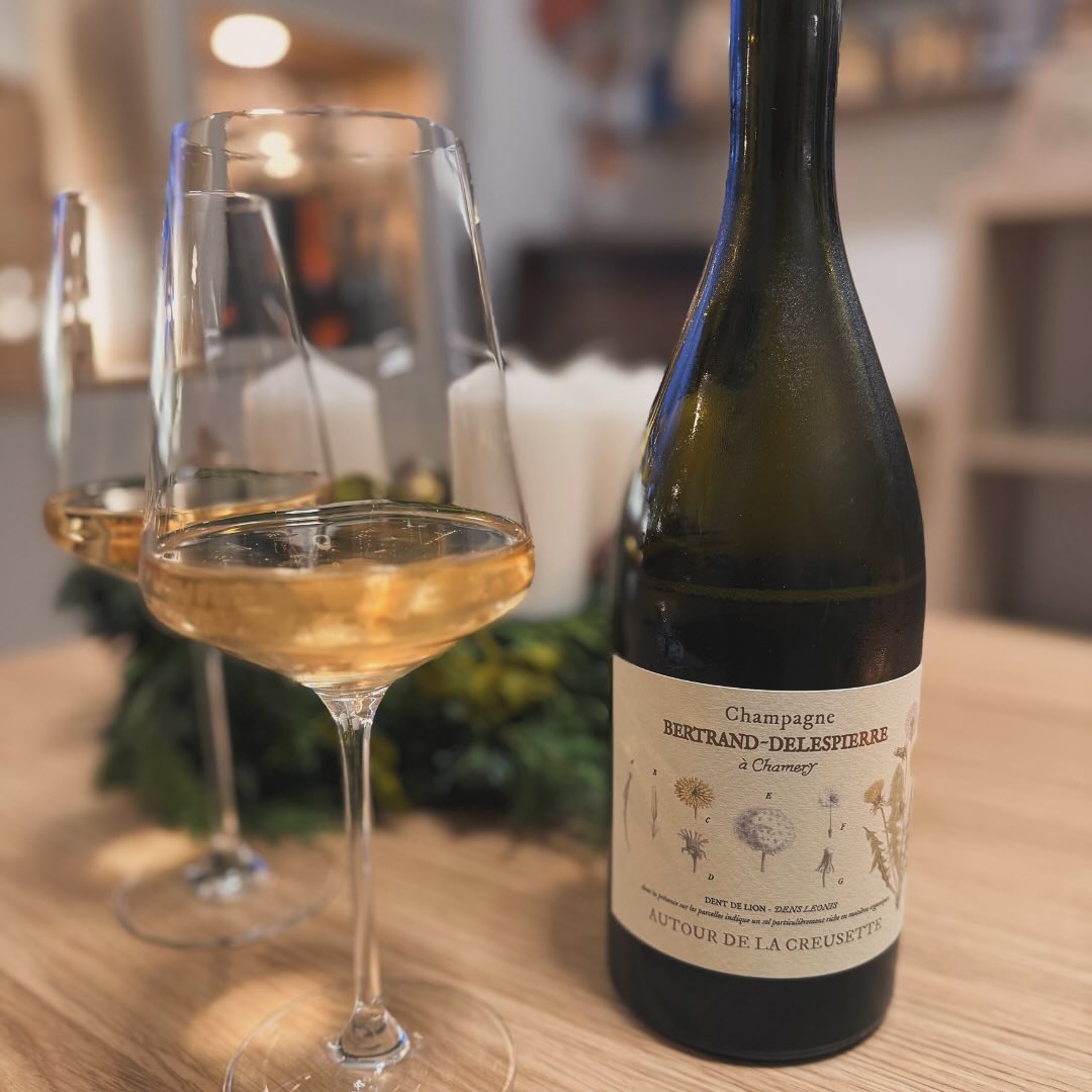 Ein Champagner mit Löwenzahn auf dem Etikett? Klingt ungewöhnlich, schmeckt aber nach Eleganz pur! 🌼 Der Autour de la Creusette 2018 von @champagne_bertranddelespierre hat mich… (3)