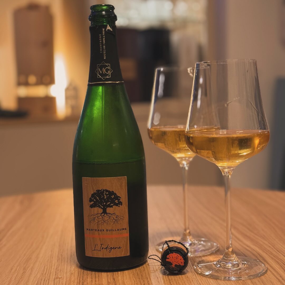 Freitagabend, keine großen Pläne, aber Lust auf etwas Besonderes – also habe ich den L’Indigène Extra Brut von @champagnemgmarteauxguillaume geöffnet. 🥂 Einfach so, weil Champa… (1)