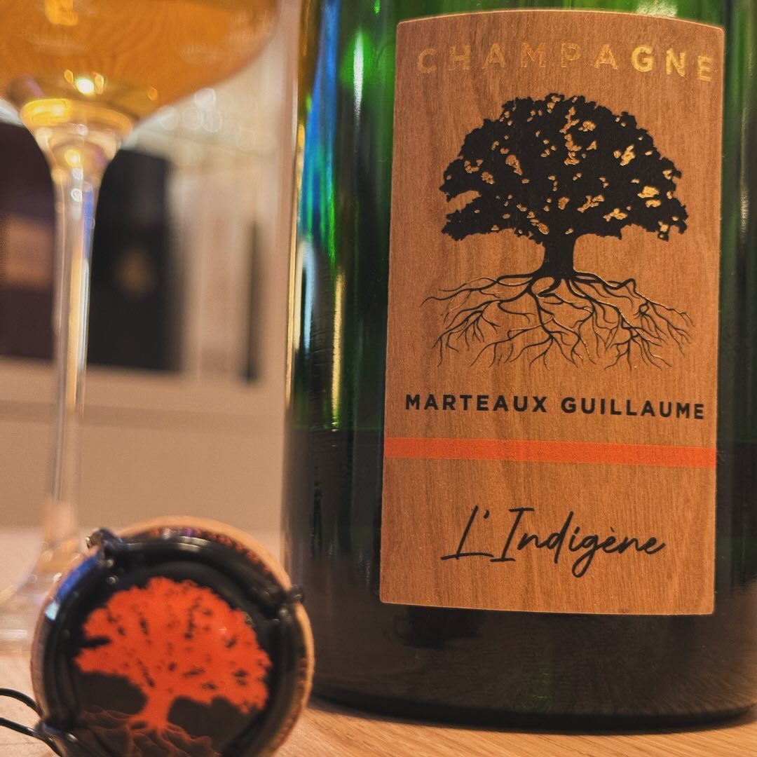 Freitagabend, keine großen Pläne, aber Lust auf etwas Besonderes – also habe ich den L’Indigène Extra Brut von @champagnemgmarteauxguillaume geöffnet. 🥂 Einfach so, weil Champa… (2)