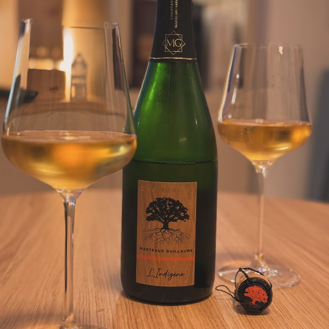 Freitagabend, keine großen Pläne, aber Lust auf etwas Besonderes – also habe ich den L’Indigène Extra Brut von @champagnemgmarteauxguillaume geöffnet. 🥂 Einfach so, weil Champa… (4)
