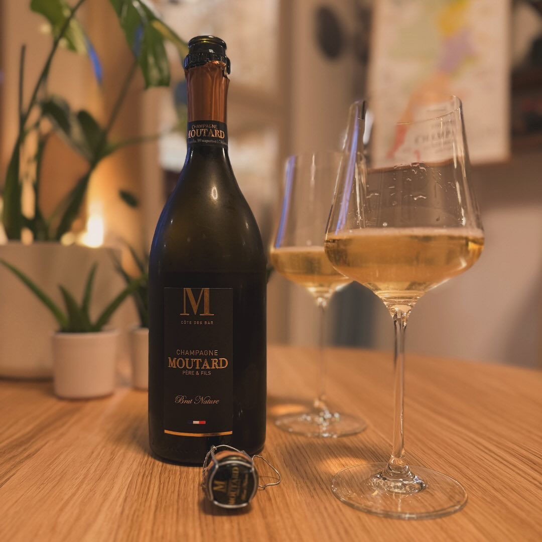 Gestern Abend habe ich den @champagnemoutard - Brut Nature geöffnet. Er ist frisch, klar, präzise, und als Brut Nature ohne Dosage bringt er eine herrliche Direktheit ins Glas. … (1)