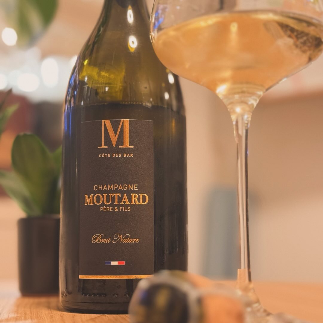 Gestern Abend habe ich den @champagnemoutard - Brut Nature geöffnet. Er ist frisch, klar, präzise, und als Brut Nature ohne Dosage bringt er eine herrliche Direktheit ins Glas. … (2)