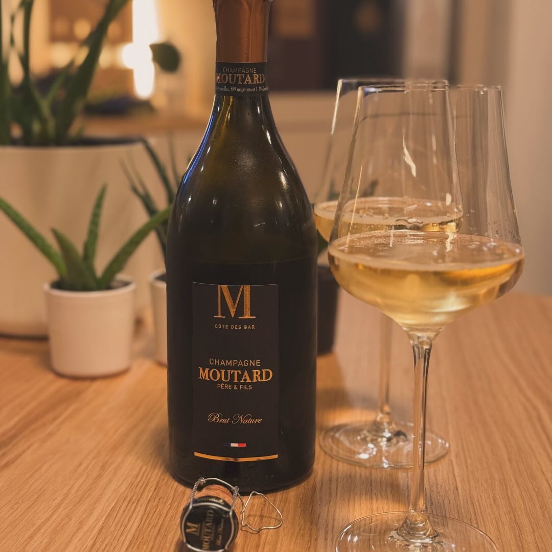 Gestern Abend habe ich den @champagnemoutard - Brut Nature geöffnet. Er ist frisch, klar, präzise, und als Brut Nature ohne Dosage bringt er eine herrliche Direktheit ins Glas. … (4)