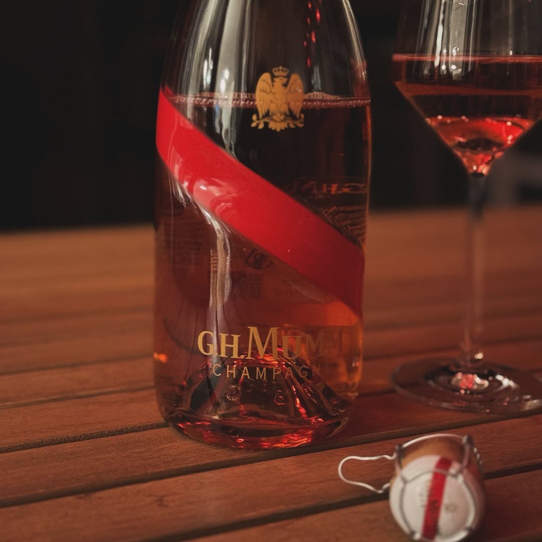 Ein ruhiger Sonntag, perfekte Gelegenheit, meine aktuellen Champagner-Standardwerke wieder zur Hand zu nehmen: „Champagner“ von @peter_jauch_official , „Champagne“ von Gerhard E… (3)