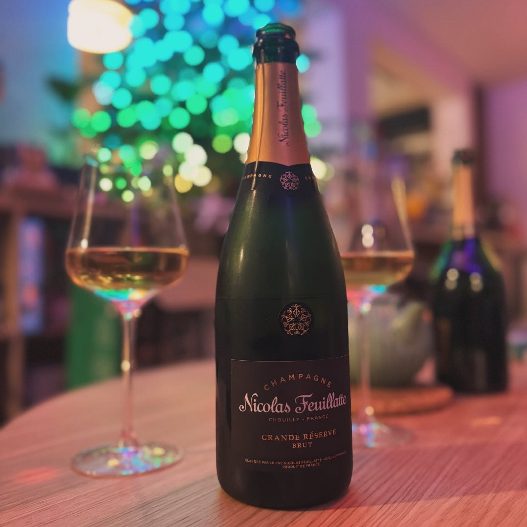 Am 13. Dezember 2024 habe ich mir abends den @nicolasfeuillatte - Grande Réserve Brut eingeschenkt. Kein besonderer Anlass, einfach Lust auf ein Glas Champagner – und dieser hat… (1)