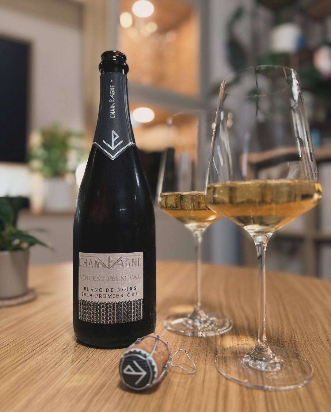 Ein Champagner, der zeigt, was Pinot Noir & Meunier gemeinsam können, wenn man ihnen genug Zeit gibt. @champagnevincentperseval – Brut Millésimé Blanc de Noirs 2019. 90 % Pinot … (3)