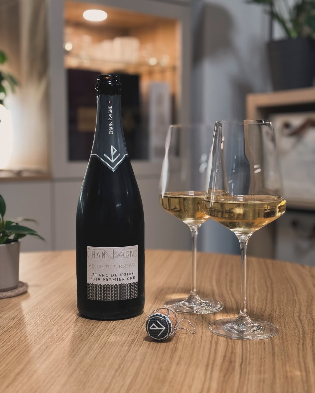 Ein Champagner, der zeigt, was Pinot Noir & Meunier gemeinsam können, wenn man ihnen genug Zeit gibt. @champagnevincentperseval – Brut Millésimé Blanc de Noirs 2019. 90 % Pinot … (5)