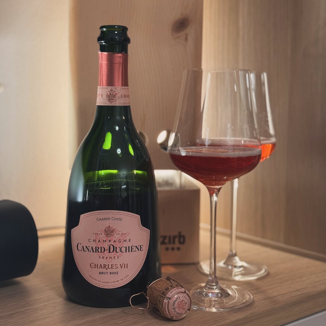 Ein ganz normaler Abend, ein ganz unkomplizierter Champagner – heute habe ich den @canardduchene - Grand Rosé geöffnet. 🍾 Fruchtige Noten von Erdbeeren und Himbeeren, eine ange… (1)