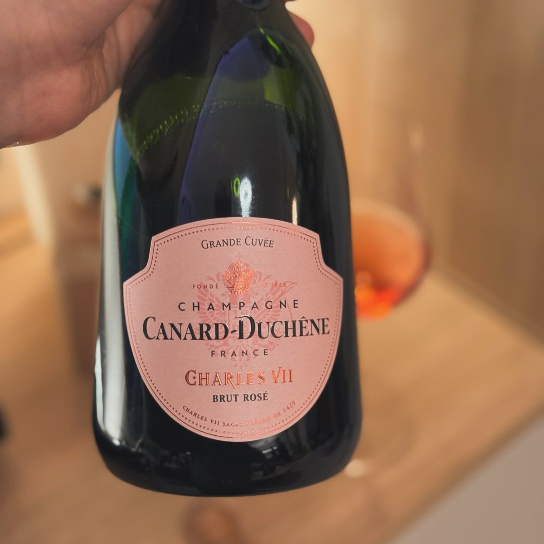Ein ganz normaler Abend, ein ganz unkomplizierter Champagner – heute habe ich den @canardduchene - Grand Rosé geöffnet. 🍾 Fruchtige Noten von Erdbeeren und Himbeeren, eine ange… (2)