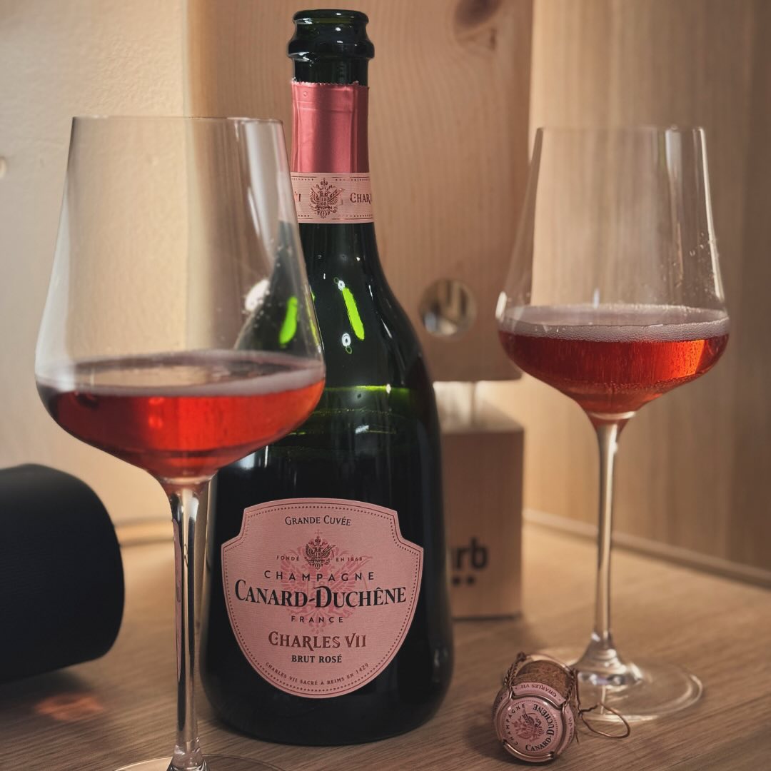 Ein ganz normaler Abend, ein ganz unkomplizierter Champagner – heute habe ich den @canardduchene - Grand Rosé geöffnet. 🍾 Fruchtige Noten von Erdbeeren und Himbeeren, eine ange… (4)